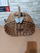 Kosz piknikowy dla czterech osób.