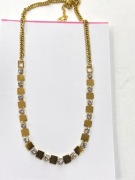 złoty naszyjnik z kwadratowymi elementami i kryształkami 