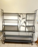 Piękny stalowy regał z drewnianymi półkami 