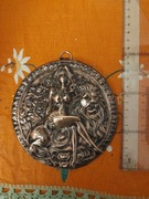 "dziewczyna i lew" miedziana płaskorzeźba, obrazek