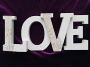 napis LOVE 3D drewniana ozdoba do zawieszenia biały/złote listki