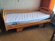 Łóżko rehabilitacyjne meblowe sterowanie pilotem.