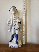 Figurka ceramiczna, panicz, muzyk, biało niebieska, vintage