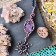 Miedziany wisior z fluorytem i slońcem