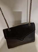 CZARNA FRANCUSKA TOREBKA INES DELAURE Z ŁAŃCUSZKIEM 