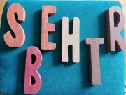 Ozdobne litery inicjały drewniane S, B, E, H, T, R