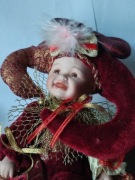 Lalka porcelanowa, pozytywka – arlekin