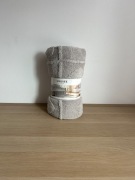 Koc dekoracyjny Smukee 150x200 szary serduszka