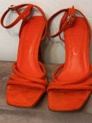 Pomarańczowe sandały na szpilce Mango model Maybe