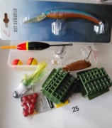 Zestaw różnych akcesoriów wędkarskich.