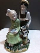 FIGURKA PORCELANOWA PARA Z KOTKIEM