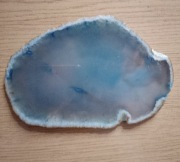 Agat plaster ucięty z naturalnego kamienia szklisty szaroniebieski kolor