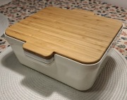 Pojemnik z pokrywką i wstawką na sosy