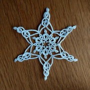 Dekor na choinkę śnieżynka frywolitka biala 10 cm