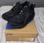 Buty do biegania ASICS Novablast 5 w rozmiarze 44 zawyżona rozmiarówka.