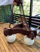 Drewniana lampa wisząca ze szklanymi kulami 