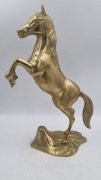 Majestatyczny duży koń z mosiądzu