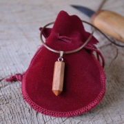 Drewniany naturalny wisiorek obelisk wiśnia handmade