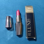 Avon Luxe luksusowa szminka z jedwabiem Silky Apricot