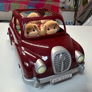 Sylvanian Families - czerwone auto rodzinne + rodzina Piesków 