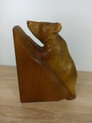 Drewniana podpórka na książki – niedźwiedź – rękodzieło vintage