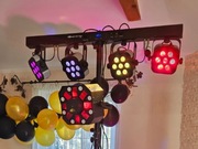 Zestaw lamp, statyw i sterownik DMX wraz z ośmioma scenami.