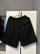 Dłuższe czarne spodenki 