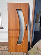 Sprzedam używane drzwi wewnętrzne w kolorze jasny orzech.