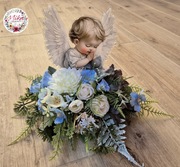 Dekoracja stroik na grób aniołek kwiaty