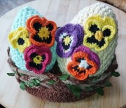 Stroik wiosna wielkanoc jajko kwiatki szydełkowe bratki