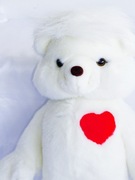 Miś maskotka biały pluszowy z sercem stojący średni artystyczny ręczny