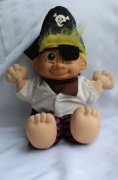TROLL RUSS ŻÓŁTY PIRAT SIEDZĄCY DUŻY MASKOTKA FIGURKA ZABAWKA