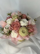 bukiet prezentowy ze świec sojowych. flower box