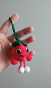 Brelok w formie truskawki wykonany na szydełku 