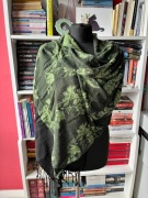 Piękny, szeroki szal z frędzlami