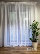 Firana z białego woalu do nowoczesnego wnętrza 