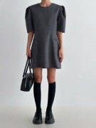 Sukienka Tilda – Elegancja z Szerokimi Ramionami