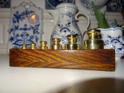 Przepiękne odważniki w dębowym etui do wagi.