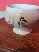 Naczynie ceramiczne z głowami lwów zdobiony warzywami 