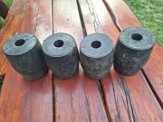 Cztery duże tuleje / odbój / amortyzator. Wysokość 17,5 cm 