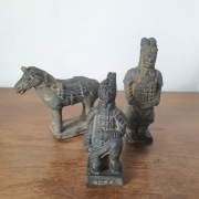 Zestaw figurek kolekcjonerskich – Miniatura Armii Terakotowej (3 szt.)