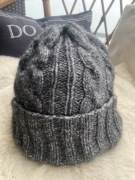 Czapka zrobiona na drutach