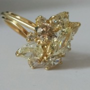 Złoty pierścionek z diamentami.