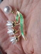 Broszka kwiat konwalii z perełką