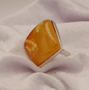 Srebrny pierścionek z bursztynem