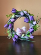 Wianek wielkanocny do powieszenia lub położenia fioletowe krokusy liliowy