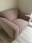 Fotel dwuosobowy tapicerowany – pudrowy róż, metalowe nogi, stan idealny