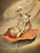 Porcelanowa figurka dekoracyjna, dziewczyna na liściu