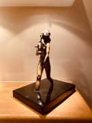 Rzeźba figurka kobiety brąz