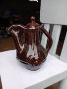 Stary ceramiczny dzbanek z małymi dzbaneczkami 